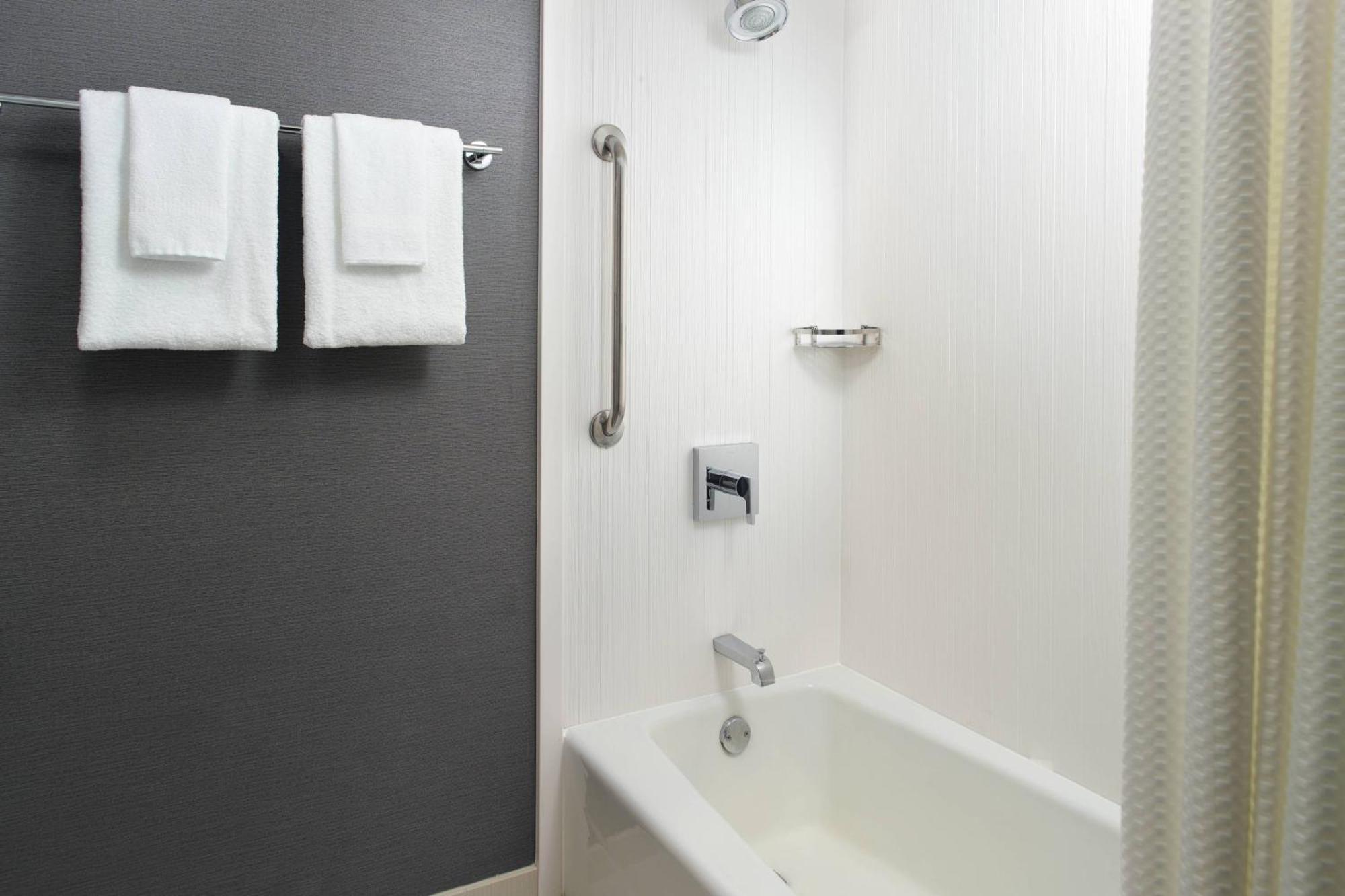 Courtyard By Marriott Raleigh Midtown Hotel Bagian luar foto