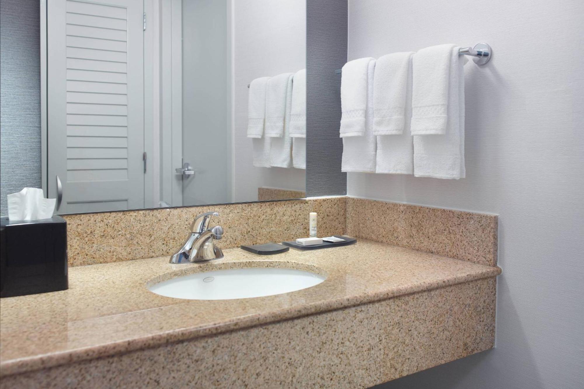 Courtyard By Marriott Raleigh Midtown Hotel Bagian luar foto